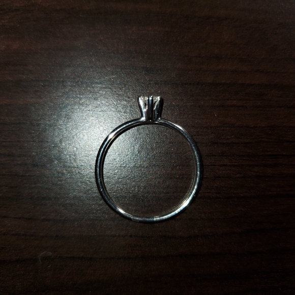 Silver Ring with Singular Stone - Picture 2 of 2
